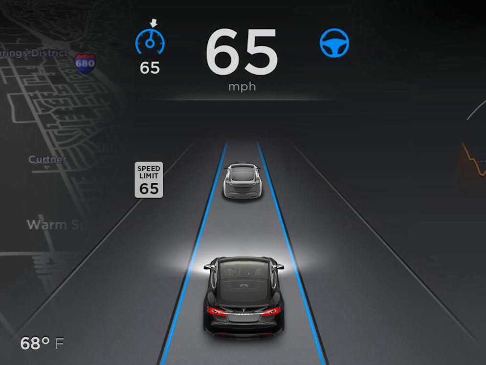 Wie funktioniert der «Autopilot» von Tesla?. Der Fahrer bewacht das Autopilot-System von seinem Sitzplatz aus. Auf dem grossen Bildschirm in der Mittelkonsole ist die Navigation eingeblendet, auf dem Armaturenbrett alle fahr-relevanten Informationen.