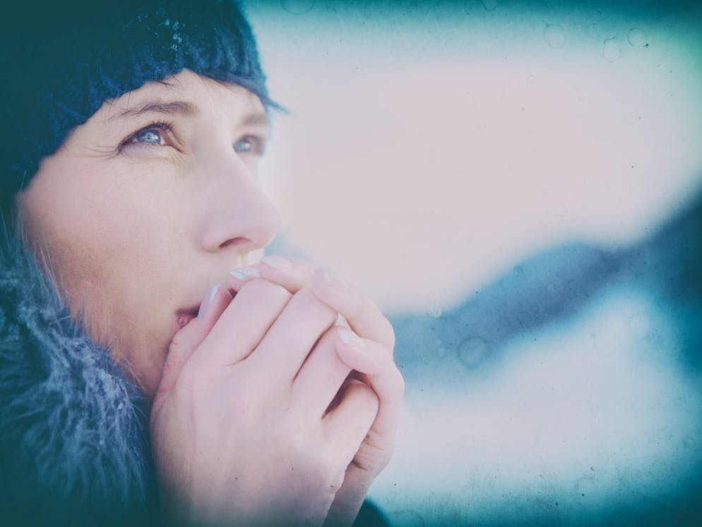 Leichenfinger: Vom Ringen mit der kalten Jahreszeit. Abgesehen davon, dass ich im Unterland wohne, wo die Sonne sich meist hinter Nebel und Regen versteckt, friere ich von Oktober bis April erbärmlich. Nicht immer am ganzen Körper, aber Zehen, Finger und Nasenspitze sind häufig so kalt, dass ich mich kaum selber anfassen mag. Morbus Raynaud, nennt sich diese Durchblutungsstörung, die mehrheitlich Frauen mittleren Alters das Leben schwer macht. Die Krankheit ist nicht schlimm, trotzdem kann sie alltäglichen Aktivitäten im Weg stehen. (Symbolbild)