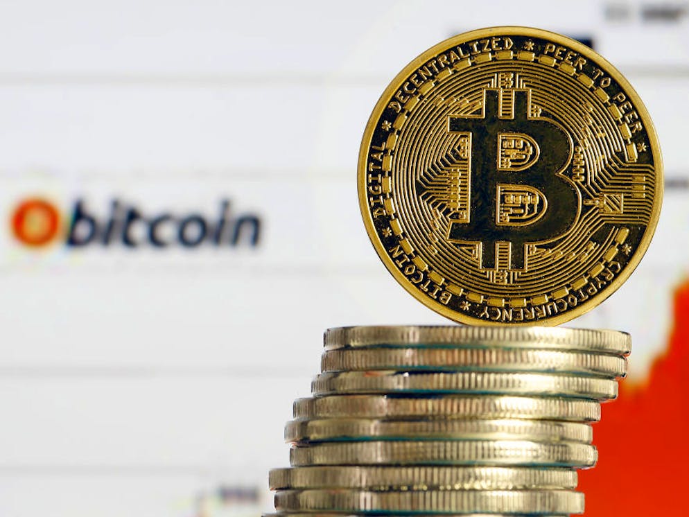 Galerie: Diese Probleme muss Bitcoin jetzt lösen. Bitcoin: Hat die Kryptowährung das Zeug dazu, Dollar und Euro als Währungen abzulösen? Dazu muss das Digital-Geld noch einige offene Fragen beantworten: