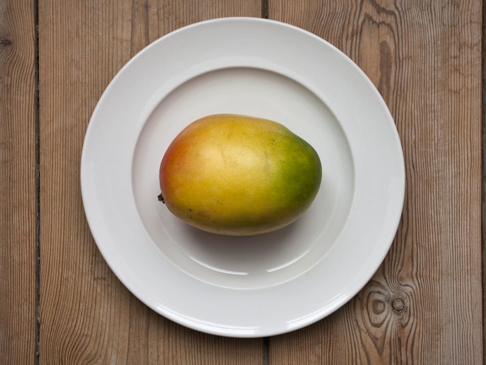 Leichenfinger: Vom Ringen mit der kalten Jahreszeit. Die Mango gehört zu den Lieblingsfrüchten in unserem Haushalt. Bis ich die ganze Frucht aber geschält und in Stücke geschnitten habe, sind meine Finger derart kalt und taub, dass ich sie erstmal unter dem Wasserhahn auftauen muss.