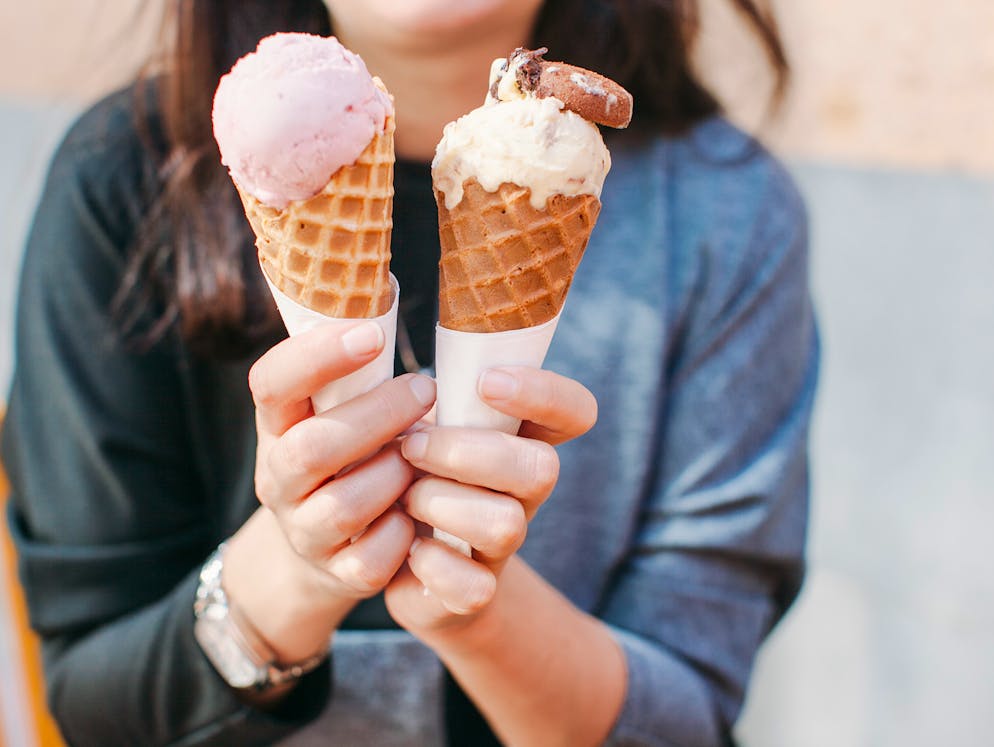 Leichenfinger: Vom Ringen mit der kalten Jahreszeit. Ein zeitlich begrenztes Vergnügen; selbst bei 30 Grad im Schatten lässt der Glacébecher mich frösteln, ...