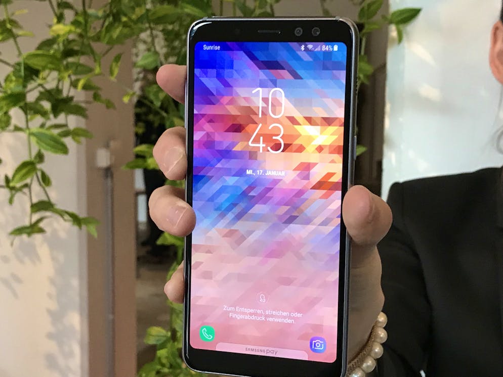 Samsung Galaxy A8: Seit wann sind Budget-Phones so gut?. Ab 529.- Franken bekommt man ein 5,6-Zoll-Display, Platz für zwei SIM-Karten und eine SD-Karte, um den Speicher zu erweitern. Zudem ist das A8 Staub- und Wasserfest nach IP68...