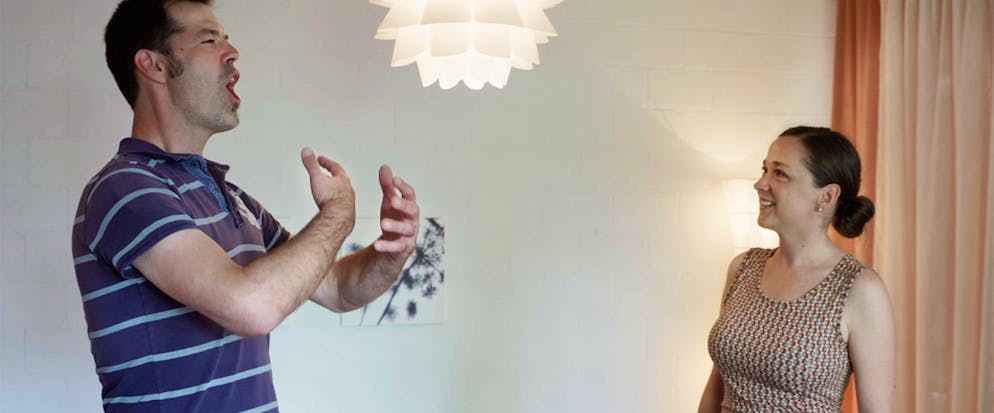 Im Kino: «Der Klang der Stimme». Miriam Helle: Sie ist eine unkonventionelle Stimmtherapeutin, die mit Menschen jeden Alters arbeitet. Zu ihrer Klientel zählen TV-Moderatorinnen, Geschäftsleute, Kinder und Paare, die sich auf die Geburt vorbereiten.