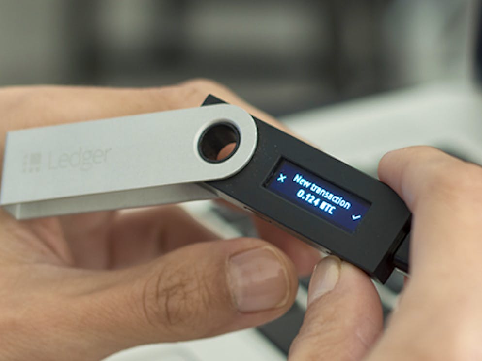Galerie: Bitcoin-Betrug: So wollen Krypto-Kriminelle an Ihr Geld. Klug ist, wer seine Krypto-Coins von den Online-Exchanges auf ein «Hardware-Wallet» verschiebt. Damit ist die Gefahr bei einem Hack der Onlineplattform gebannt. Doch auch hier lauern Stolperfallen: