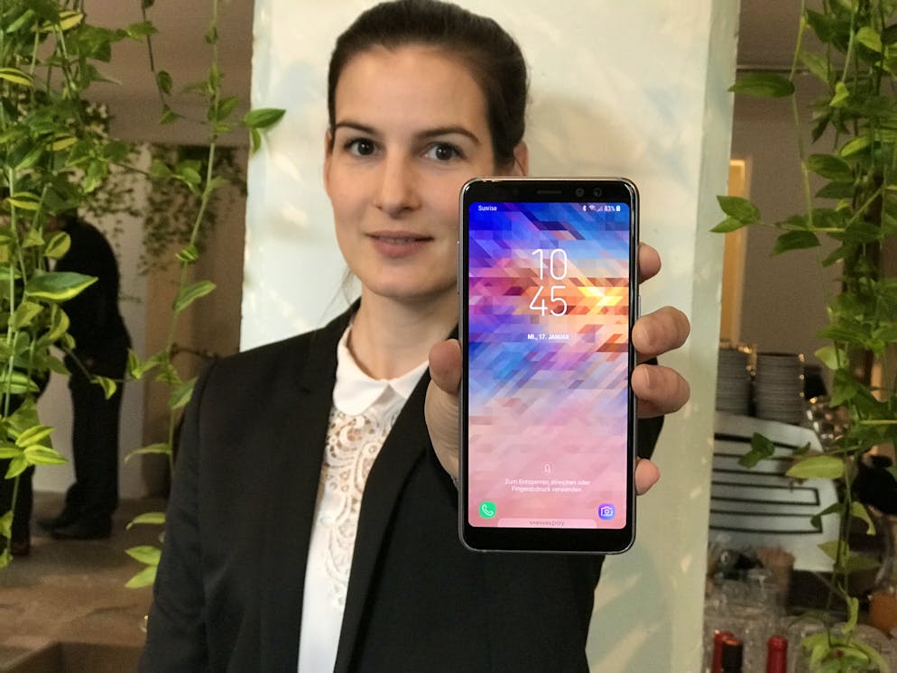 Samsung Galaxy A8: Seit wann sind Budget-Phones so gut?. Dank des Bildverhältnisses von 18,5 : 9 bleibt das Galaxy A8 schön schmal und ist deshalb auch für kleinere Hände geeignet. Und auch sonst spricht viel fürs «günstige» von Samsung: