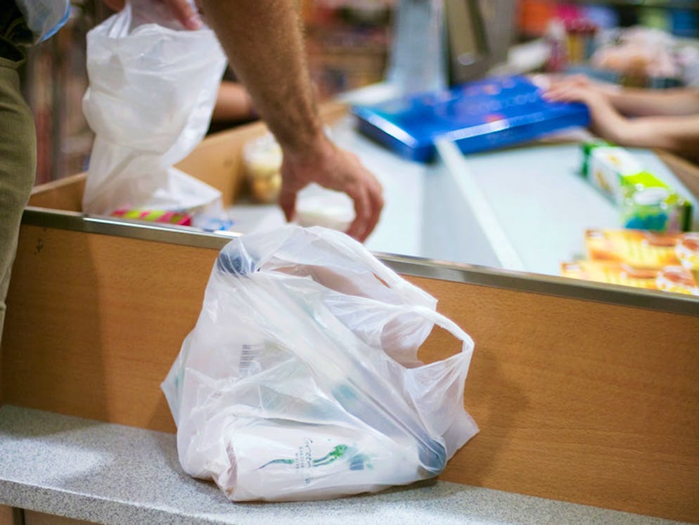 9 Tipps, wie Sie die Welt ein bisschen verbessern können. Benutzen Sie keine Einweg-Plastiktüten mehr, sondern bringen Sie Ihre wiederverwendbare Tragtasche mit zum Einkauf.