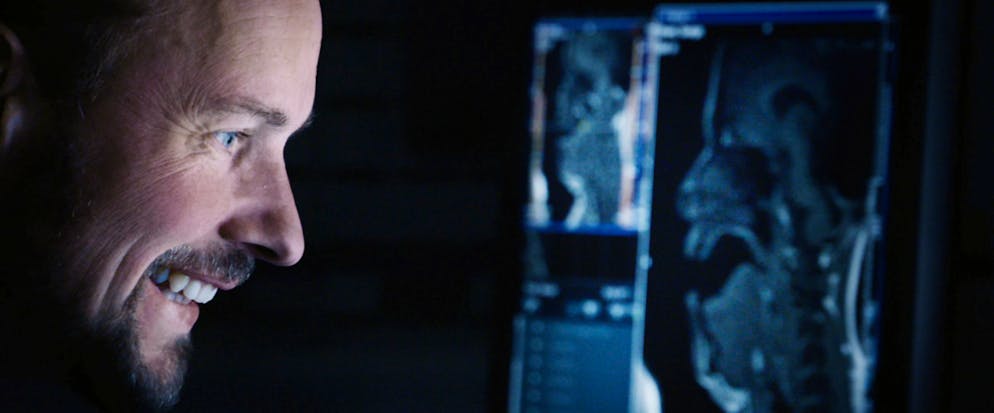 Im Kino: «Der Klang der Stimme». Matthias Echtnerach: Er ist einer der renommiertesten Stimmforscher weltweit. Seit Kindesjahren singt er in klassischen Chören. Mit MRT-Scans und High-Speed-Kameras versucht er dem Geheimnis der Stimme auf die Spur zu kommen.