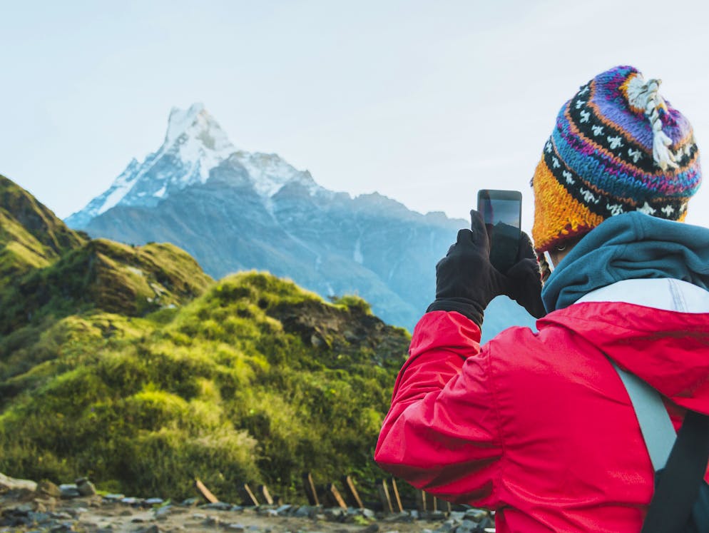Leichenfinger: Vom Ringen mit der kalten Jahreszeit. Welche Anforderungen muss ein Handschuh also erfüllen, um Raynauds-Patienten den Alltag zu erleichtern? Er sollte möglichst lange Wärme speichern, Wind und Wetter abhalten, die Bewegungsfreiheit nicht einschränken und falls möglich auch Smartphone-tauglich sein, da sich ja nicht nur die Kamera, sondern häufig auch Busbillet & Co. auf dem Smartphone befinden.