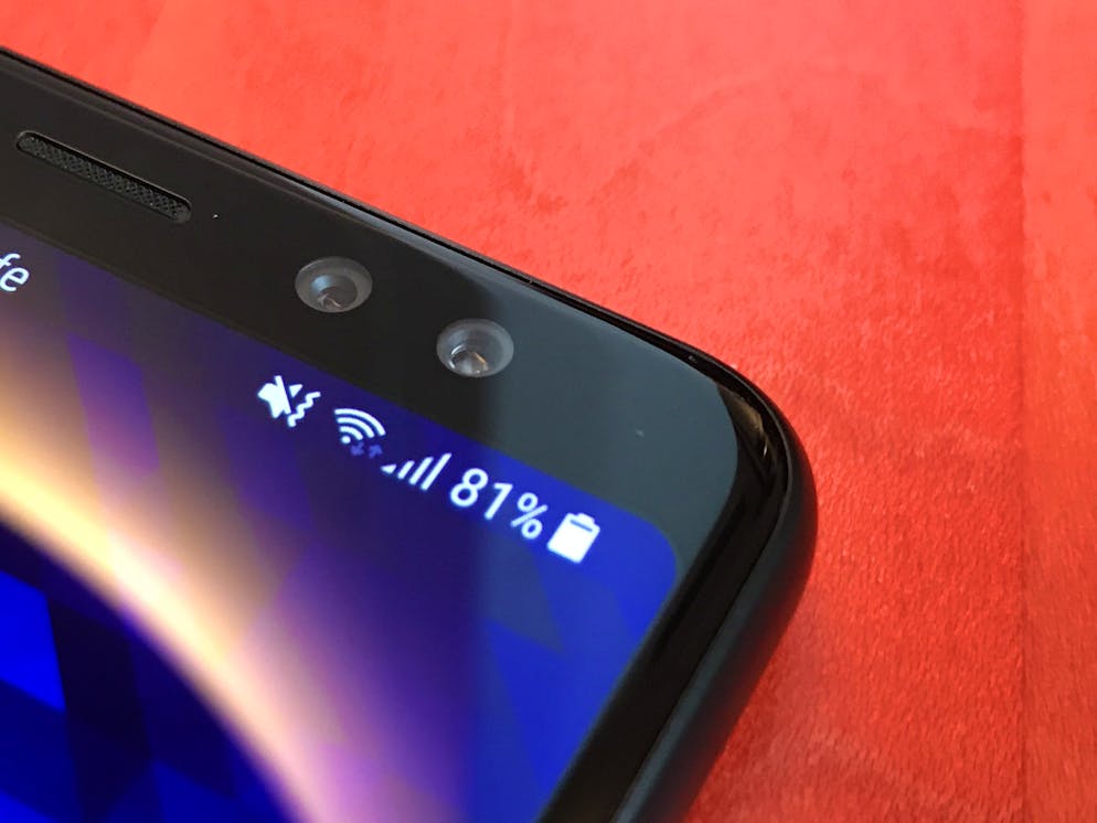 Samsung Galaxy A8: Seit wann sind Budget-Phones so gut?. Erstmals in einem Galaxy-Modell wurden zwei Kameralinsen auf der Vorderseite verbaut. Damit lässt sich das Maximum aus Selfies herausholen - mit einer Tiefenunschärfe auf den Bildern.
