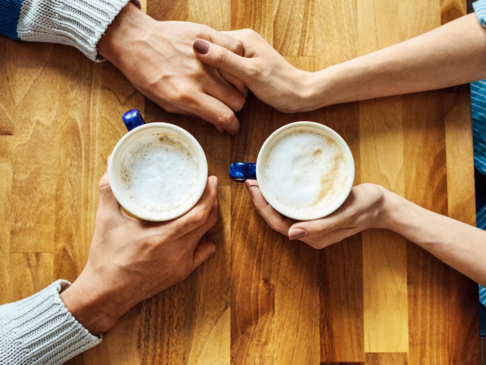 Leichenfinger: Vom Ringen mit der kalten Jahreszeit. Zurück ins Kaffeehaus - denn der Besuch eines solchen zählt in den Wintermonaten zu meiner Überlebensstrategie. Fehlt die Begleitung gibt's den Coffee-to-go sozusagen als anhaltende Wärmequelle bis vor die Haustüre.