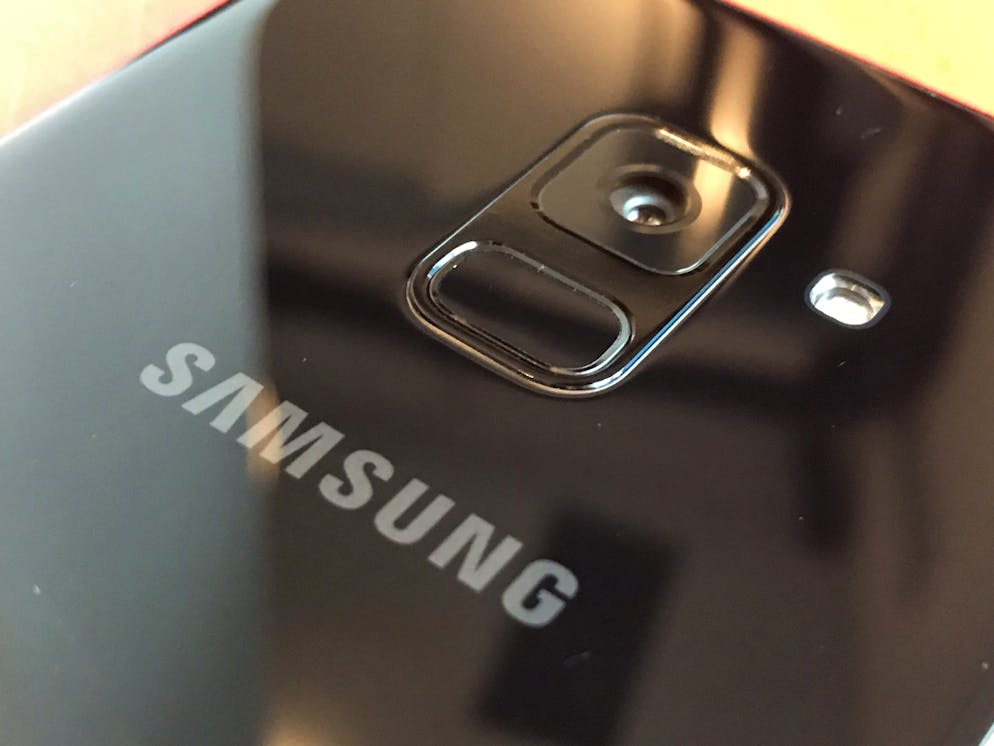 Samsung Galaxy A8: Seit wann sind Budget-Phones so gut?. Und Samsung zeigt, dass sie offen für Kritik sind: Der Fingerabdruck-Sensor befindet sich neu auf der Rückseite mittig unter der Kameralinse - statt wie bei Galaxy S8 und Note 8 daneben. Das schützt die Linse vor Fingerabdrücken.