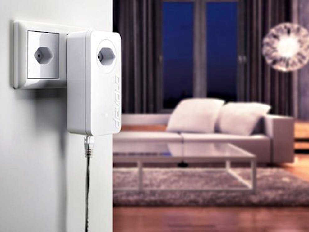Acht Tipps für schnelleres WLAN zu Hause. Powerline-Adapter nutzen die im Haus installierten Stromkabel als Datenverbindungen. Diese einfache Lösung ermöglicht es, in weiter entfernten oder durch dicke Wände gut abgeschirmten Räumen das Internet zu nutzen. Dazu wird ein erster Powerline-Adapter an eine Steckdose in der Nähe des Routers eingesteckt, und ein zweiter in der Nähe des Empfangsgeräts, wo man ihn via Ethernet-Kabel mit dem Gerät verbindet oder einen WLAN-Access-Point anschliesst.
