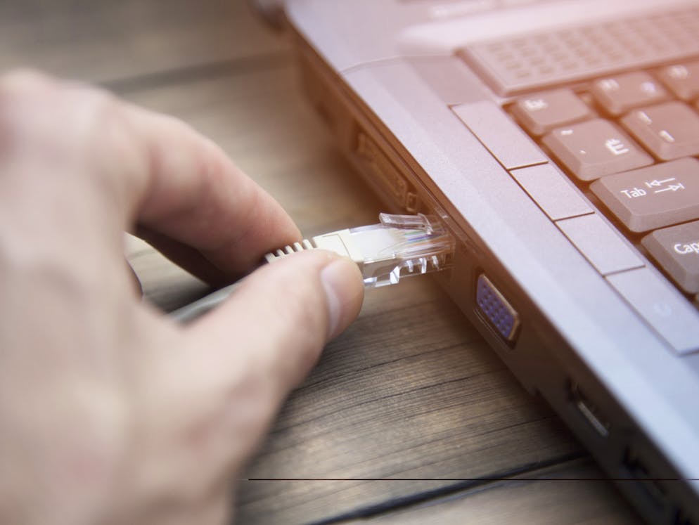 Acht Tipps für schnelleres WLAN zu Hause. Geräte, die nicht unbedingt über WLAN verbunden werden müssen – wie etwa der Fernseher, das Internetradio oder der Desktop-PC im Arbeitszimmer – verbinden Sie besser per Ethernet-Kabel mit dem Router. Grundsätzlich sind Kabel innerhalb der Wohnung dem WLAN vorzuziehen: Sie sind störungsärmer und zudem wird damit das WLAN für andere Geräte nicht unnötig belastet.