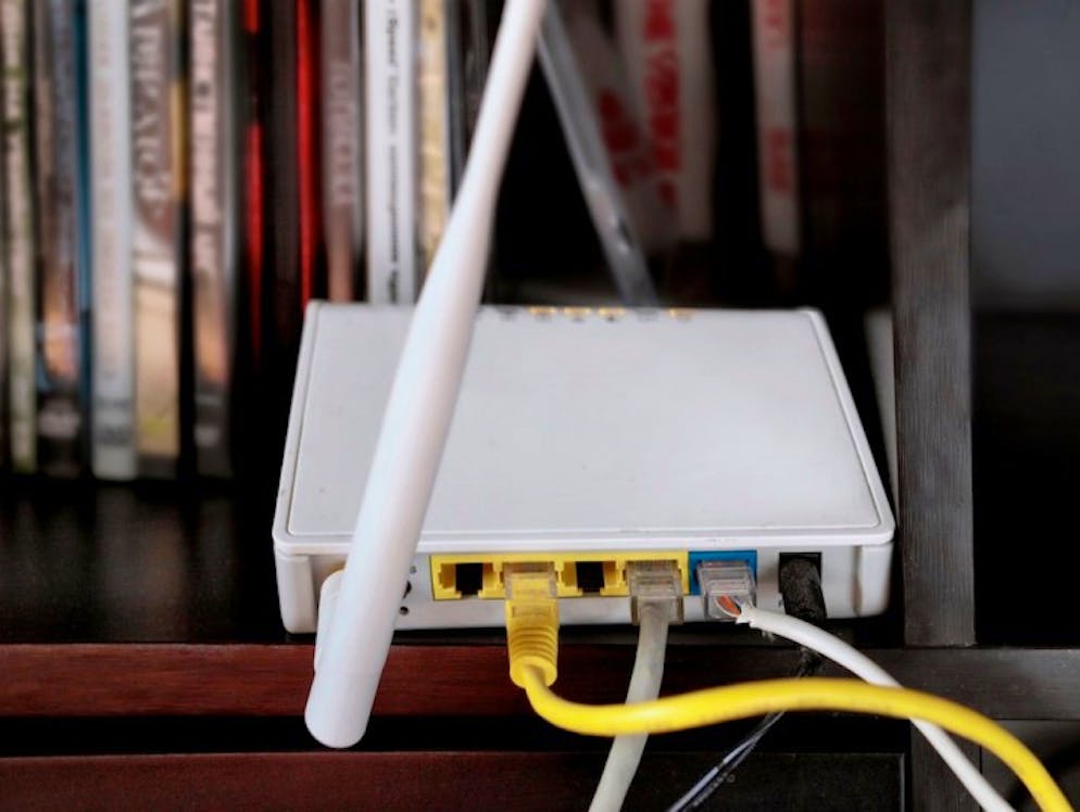 Acht Tipps für schnelleres WLAN zu Hause. Damit der WLAN-Empfang möglichst in alle Räume gelangt, sollte der Router an einem zentralen Ort aufgestellt werden. Wichtig: Befindet sich der Router hinter dem Fernseher oder einem Möbel, vermindert dies die Reichweite. Auch nahe gelegene Bluetooth-Geräte, Mikrowellen und sogar grosse Pflanzen können zur Störquelle werden.
