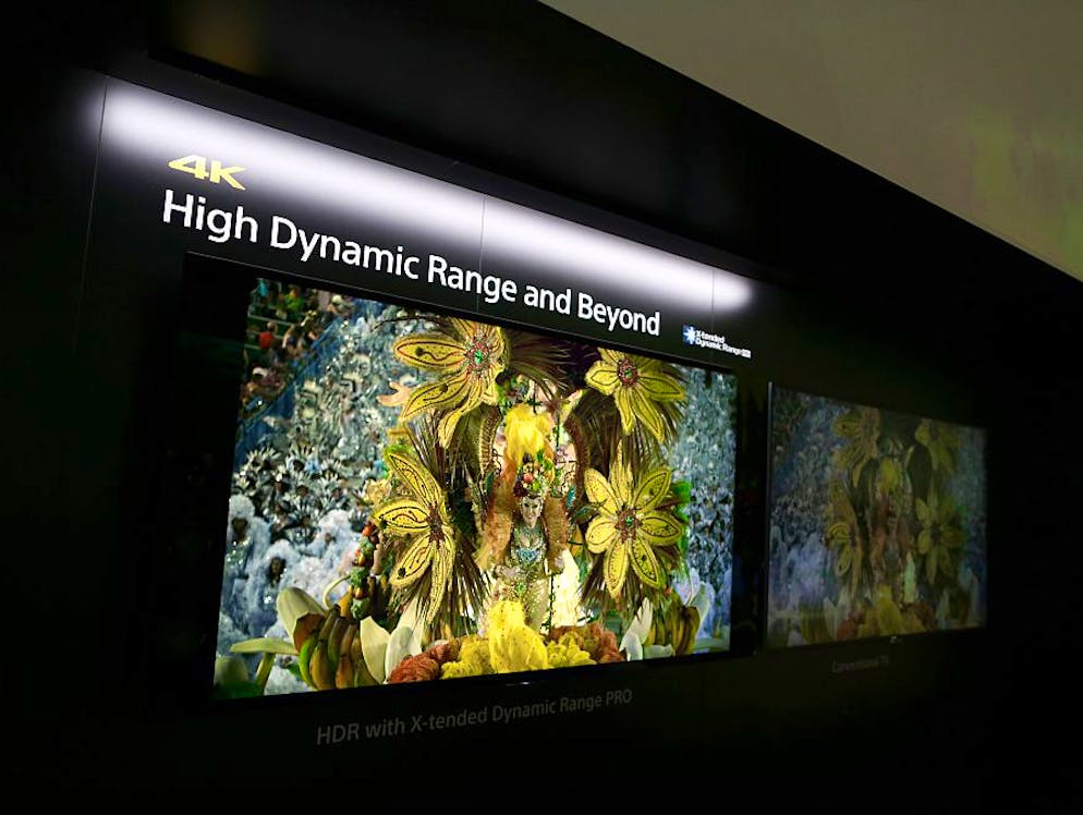 OLED vs. QLED: Welches ist der beste TV? Der grosse «Bluewin»-Ratgeber. Unterstützt der neue Fernseher zusätzlich noch die HDR-Technologie, bedeutet dies, dass sich der Film bei einzelnen Szenen zusätzlich aufhellen oder abdunkeln kann, sodass ein breiteres Farbspektrum entsteht.