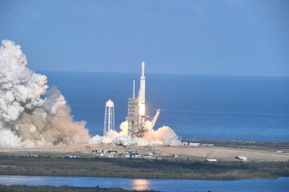 La fusée Falcon Heavy se détache de son pas de tir à Cap Canaveral en Floride le 6 février 2018