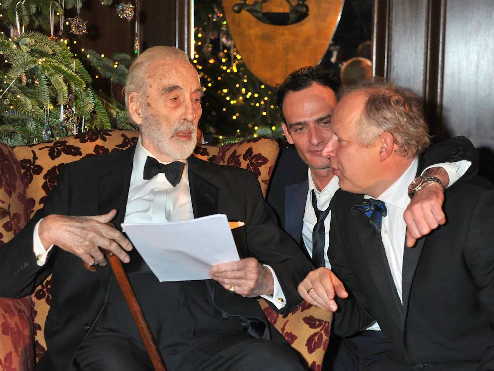Anatole Taubman: «In 3 Nächten hatte ich meine Miete zusammen». International gefragt: Anatole Taubman (m.) mit dem britischen Schauspieler Christopher Lee (l.) und dem Deutschen Tatort-Kommissar Axel Milberg (r.).
