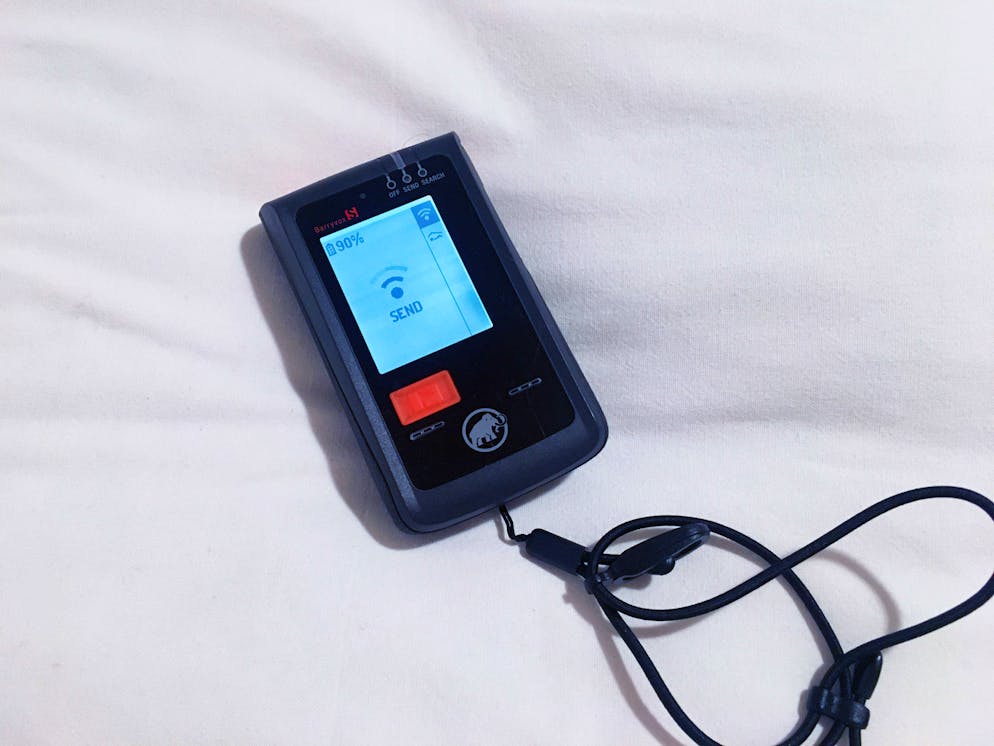 Skitouren: Die besten Tipps. Das Barryvox S von Mammut ist sehr benutzerfreundlich und somit auch für Anfänger leicht verständlich. Was überlebenswichtig ist, den im Ernstfall sollte jeder, auch unter Stress, schnell die Verschütteten finden können. Man trägt es möglichst auf der untersten Kleidungsschicht mit dem Display zum Körper. 