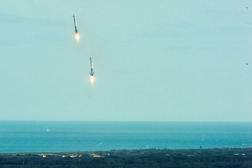 Les deux premiers boosters Falcon 9 se posent sur Terre, quelques minutes après le décollage de Falcon Heavy depuis Cap Canaveral en Floride le 6 février 2018