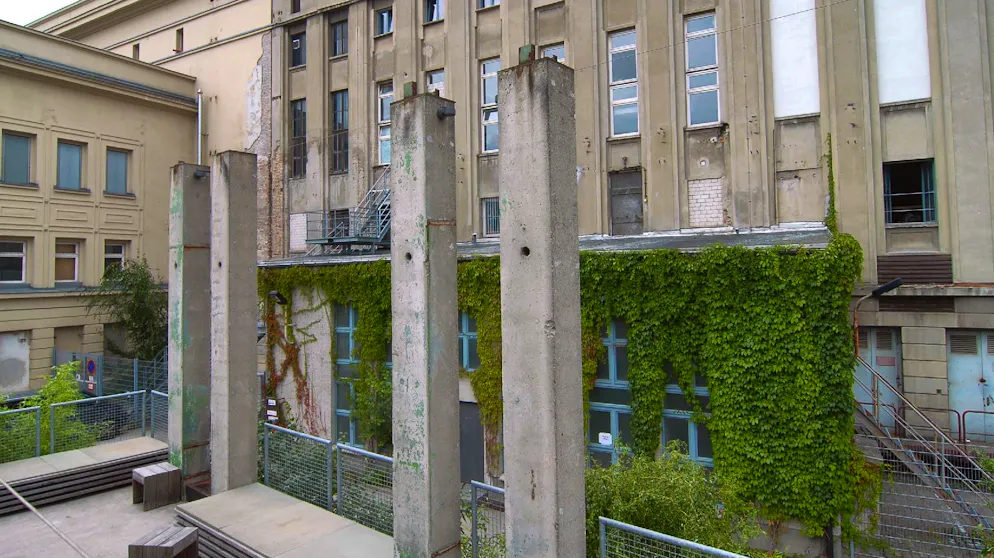 «Berghain» – der berühmteste Technoclub der Welt. Entweder beginnt eine grosse Party, oder man wird nach Hause geschickt: Das Anstehen vor dem «Berghain» ist ...