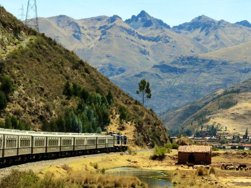 Im Luxuszug durch Perus Anden. Unterwegs im «Andean Explorer», kurz vor Cusco: Der Luxuszug durchfährt die peruanischen Anden.