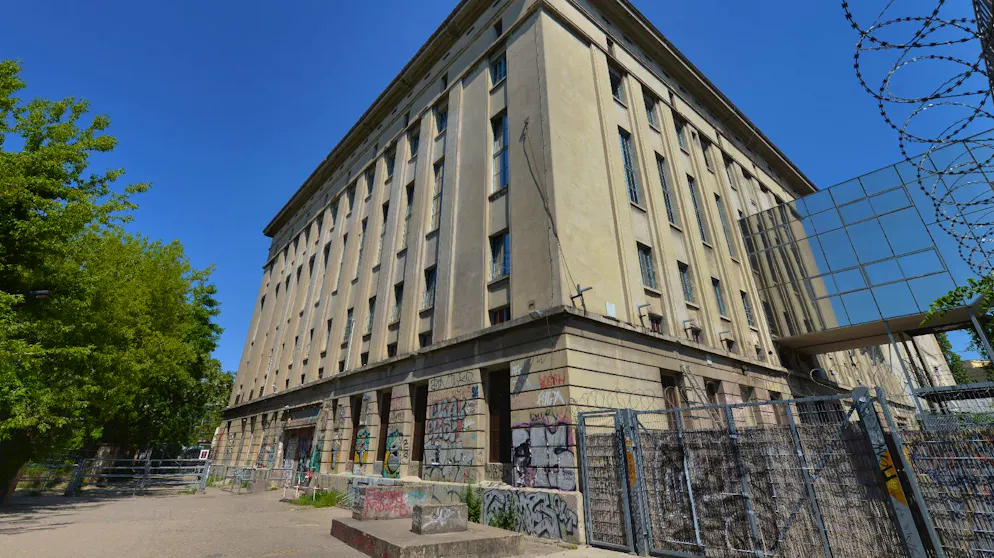 «Berghain» – der berühmteste Technoclub der Welt. Es ranken sich viele Gerüchte um das Berghain und seinen Türsteher.