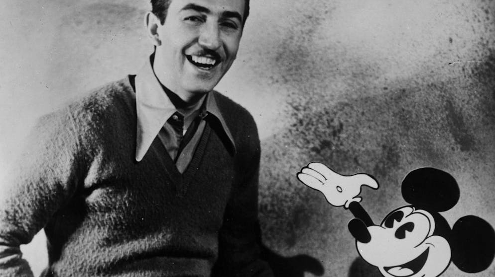 Rekord! Diese Stars und Filme gewannen die meisten Oscars. Niemand in der Geschichte der Oscars wurde für sein Schaffen häufiger ausgezeichnet als Walt Disney. Der Vater von Micky Maus gewann 22-mal den Oscar, dazu kamen vier Sonderauszeichnungen wie zum Beispiel für die Erschaffung eben jener Comicfigur (1932). Zwischen 1932 und 1969 räumte Walt Disney 18-mal den Preis für den besten Kurzfilm ab. 1939 erhielt er für «Schneewittchen» sogar einen ganz besonderen Preis: einen grossen Oscar und sieben kleine.