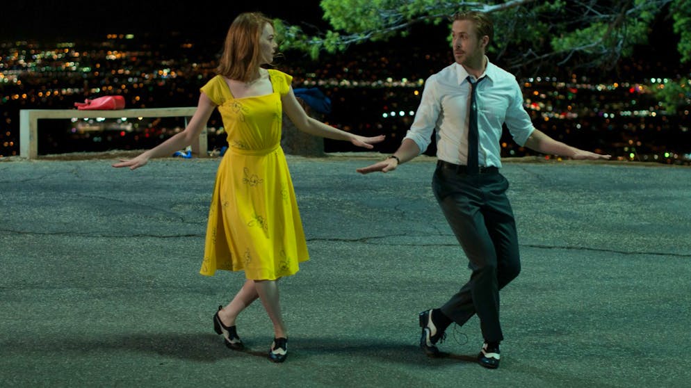 Rekord! Diese Stars und Filme gewannen die meisten Oscars. Kein Tanz ins ganz grosse Oscar-Glück: Mit der zuvor nur zweimal von einem Film erreichten Anzahl von 14 Nominierungen ging «La La Land» 2017 ins Rennen. Gewinnen konnte das Musical schliesslich aber nur sechs Preise, unter anderem für die Beste Regie (Damien Chazelle) und die Beste Hauptdarstellerin (Emma Stone).
