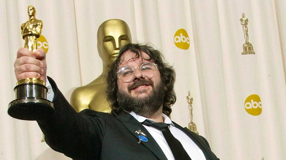 Rekord! Diese Stars und Filme gewannen die meisten Oscars. Ein Triumph für Frodo und seine Gefährten: «Herr der Ringe - Die Rückkehr des Königs» räumte 2004 elf Oscars ab. Mehr noch: Das Epos gewann in allen Kategorien, in denen der dritte Teil der Fantasy-Saga nominiert war, darunter Bester Film und Beste Regie (Peter Jackson, Foto). Ein Kunststück, das noch keinem anderen Film in der Geschichte der Preisverleihung gelang.