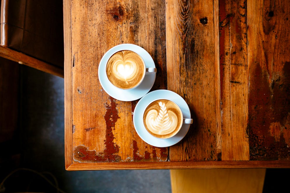 Die tägliche Tasse Kaffe darf ruhig sein - denn Koffein ist nicht so schädlich, wie bis anhin angenommen. 