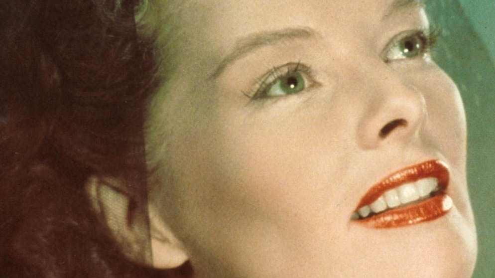 Rekord! Diese Stars und Filme gewannen die meisten Oscars. Denn Katharine Hepburn gewann in ihrer 60-jährigen Karriere vier Auszeichnungen als Beste Hauptdarstellerin für «Morgenrot des Ruhms» (1934), «Rate mal, wer zum Essen kommt» (1968), «Der Löwe im Winter» (1969) und «Am goldenen See» (1982). Das macht sie zur erfolgreichsten Schauspielerin in der Geschichte der Oscars überhaupt.