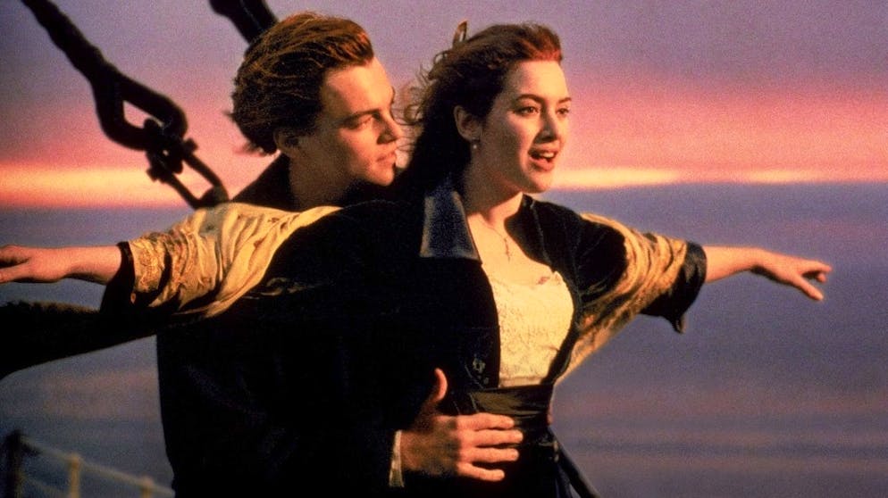 Rekord! Diese Stars und Filme gewannen die meisten Oscars. Eigentlich bildet der Untergang des legendären Passagierschiffs nur den Rahmen: In erster Linie erzählt «Titanic» von der zum Scheitern verurteilten Liebe zwischen Jack (Leonardo DiCaprio) und Rose (Kate Winslet). Nach 14 Nominierungen heimste das Liebesdrama von Regisseur James Cameron insgesamt elf Oscars ein, die beiden Hauptdarsteller gingen dabei allerdings leer aus.