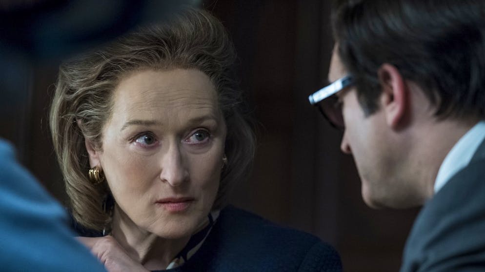 Rekord! Diese Stars und Filme gewannen die meisten Oscars. Sie ist schon wieder da: 2018 steht Meryl Streeps Name wieder auf der Vorschlagsliste für den Oscar - für ihre Rolle in «Die Verlegerin» (Bild). Es ist ihre 21. Nominierung, dreimal hielt sie die begehrte Trophäe in den Händen: 1979 für «Kramer gegen Kramer», 1983 für «Sophies Entscheidung» und 2012 für «Die Eiserne Lady». Damit steht sie (noch) im Schatten einer grossen Hollywood-Legende ...