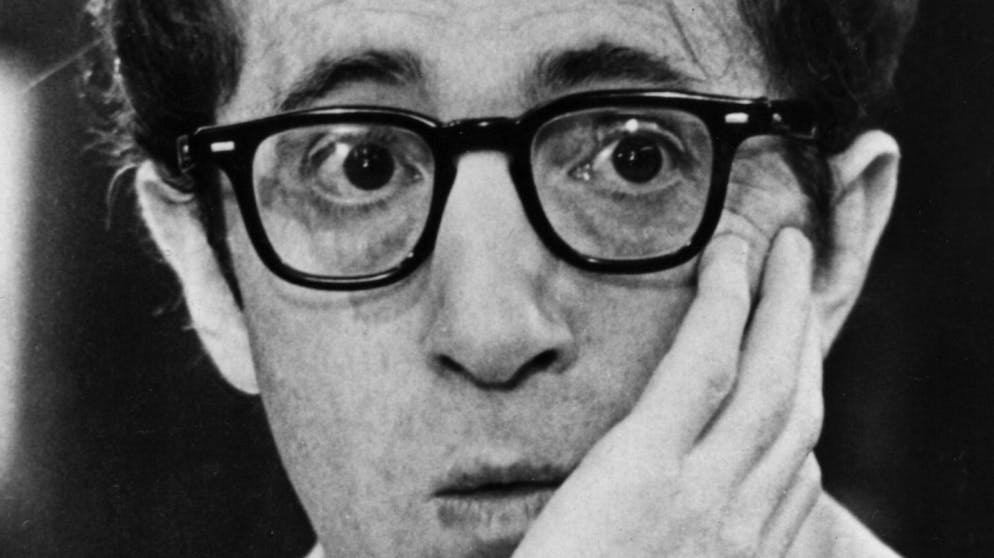 Rekord! Diese Stars und Filme gewannen die meisten Oscars. Er ist Drehbuchautor, Regisseur und Hauptdarsteller - gerne in Personalunion: Woody Allen gilt als Altmeister der neurotischen Komödie. Zu Recht preisgekrönt waren aber vor allem seine spitzen Dialoge, seine herrlich absurden und selbstironischen Geschichten. Für drei seiner Drehbücher («Annie Hall», 1978, «Hannah und ihre Schwestern», 1987, und «Midnight In Paris», 2012) erhielt Allen den Oscar - einsame Spitze in dieser Kategorie.
