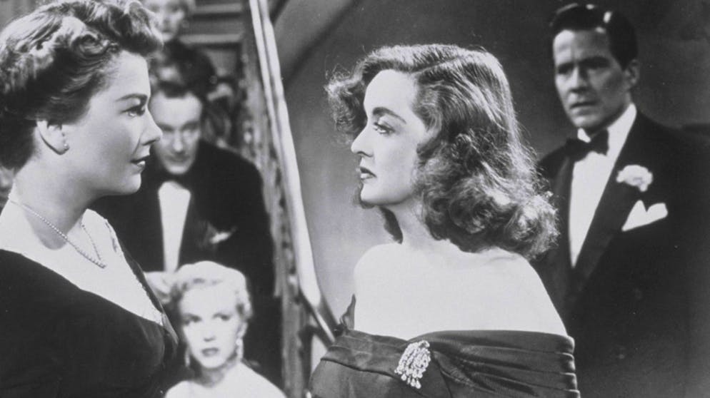 Rekord! Diese Stars und Filme gewannen die meisten Oscars. 14 Nominierungen - das gelang vor «La La Land» noch zwei weiteren Filmen in der Oscargeschichte. Der erste: «Alles über Eva» mit Bette Davis (rechts) und Anne Baxter. Der scharfzüngige Showbiz-Abgesang von Joseph L. Mankiewicz gewann 1951 letztlich sechsmal.