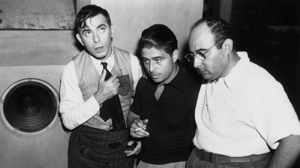 Rekord! Diese Stars und Filme gewannen die meisten Oscars. Sein vielleicht bis heute bekanntester Film bildet eine Ausnahme in seinem Schaffen: Für die Filmmusik zum Billy-Wilder-Klassiker «Das verflixte 7. Jahr» (1955) mit Marilyn Monroe ging Alfred Newman (Bild, Mitte) leer aus. Zu diesem Zeitpunkt hatte der Komponist und Dirigent aber schon Filmgeschichte geschrieben: Zwischen 1935 und 1954 gewann er neun Oscars und erhielt über 40 Nominierungen.