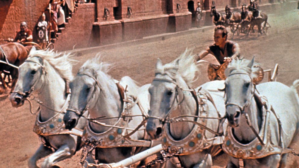Rekord! Diese Stars und Filme gewannen die meisten Oscars. Die Academy hatte schon immer eine Schwäche für epische Stoffe und gross angelegte Inszenierungen: Mit ebenfalls elf Oscars galt «Ben Hur» (1960) lange Zeit unangefochten als «bester Film aller Zeiten». Und in gewisser Weise ist er das bis heute: In zwei Kategorien, in denen «Herr der Ringe - Die Rückkehr des Königs» und «Titanic» (Bestes Make-up und Bester Tonschnitt) ausgezeichnet wurden, gab es damals noch keine Trophäe zu gewinnen.