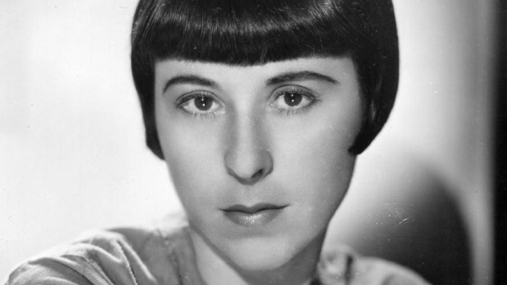 Rekord! Diese Stars und Filme gewannen die meisten Oscars. Ihren Namen kennen fast nur Hollywood-Insider, dabei war Edith Head eine der Koryphäen ihres Fachs. Über Jahrzehnte prägte sie die Mode ganzer Generationen, indem sie die Kostüme der Filmstars entwarf. Dafür erhielt sie acht Oscars, unter anderem für «Ein Herz und eine Krone» (1955), «Sabrina» (1956) und «Der Clou» (1974). 35-mal nominierte die Academy sie insgesamt.