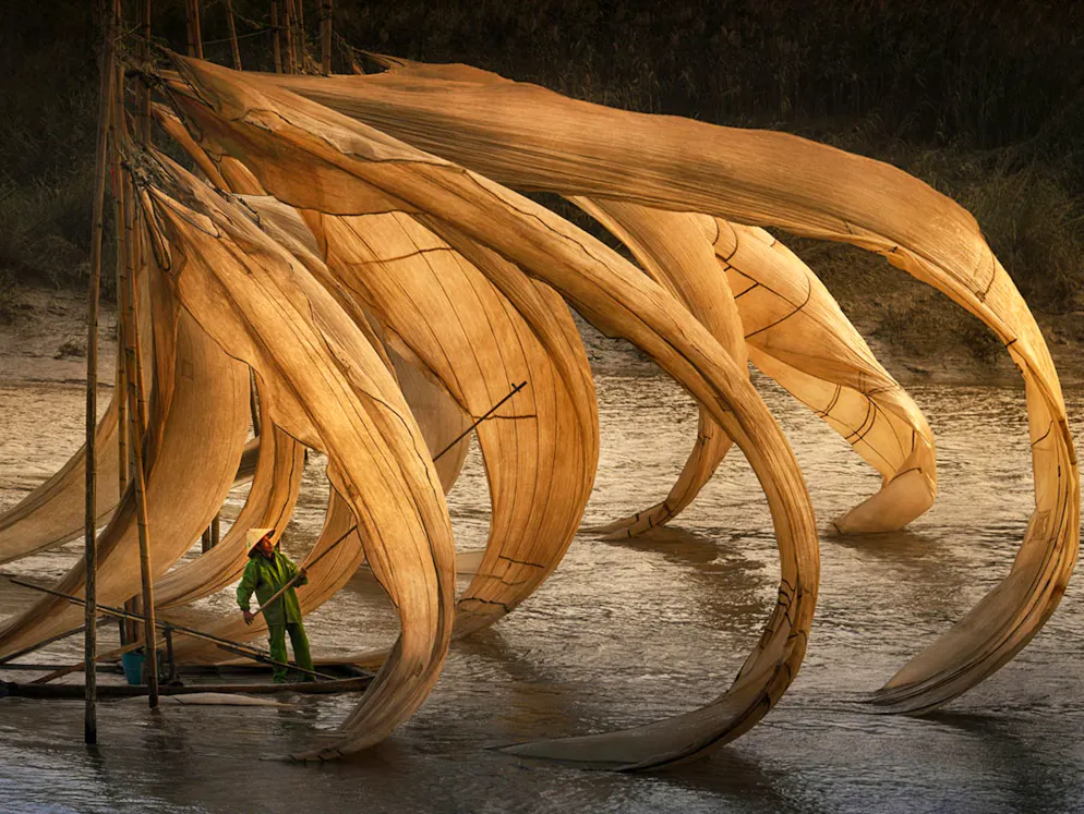 «Sony World Photography Awards»-Les meilleures photos. Yen Sin Wong, Malaisie: «Flying Fishing Nets.jpg». Un pêcheur chinois travaille au coucher du soleil. Catégorie: Open, Travel. 
