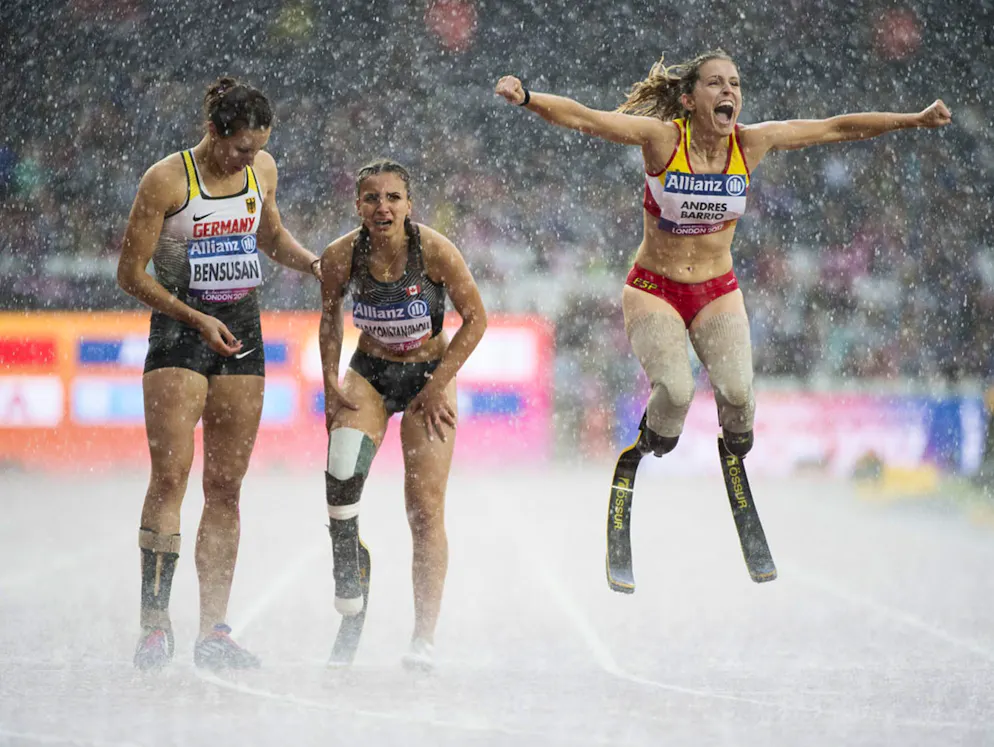 «Sony World Photography Awards»-Les meilleures photos. Yonathan Kellerman, Canada: «Silver, Bronze and Despair». Il ne faut pas se fier aux apparences. Lors des Championnats du monde d’athlétisme handisport, la gagnante (au milieu) semble particulièrement triste à cause d’une blessure. La médaillée d’argent (à gauche) essaie de l’aider. Seule la médaillée de bronze (à droite) est vraiment heureuse. Catégorie: Open, Motion. 