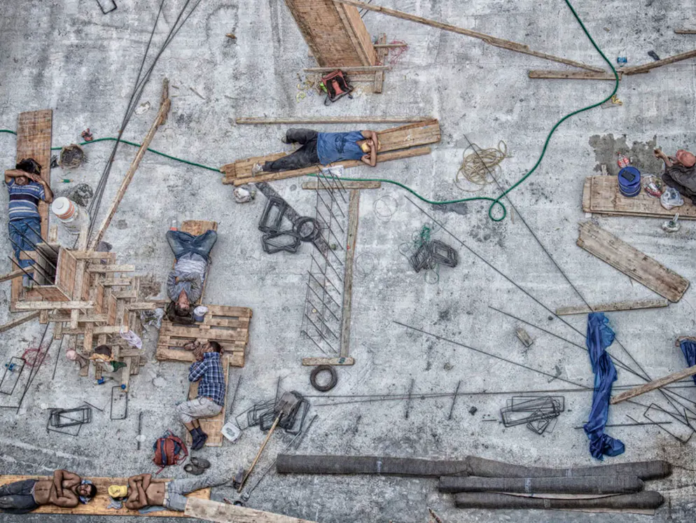 «Sony World Photography Awards»-Les meilleures photos. Omer Faidi, Turquie: «Lunch Break». Alors que Faidi était sur le balcon de son bureau pendant sa pause de midi, son regard est tombé sur ces ouvriers dans un état d’épuisement total. Catégorie: Open, Street Photography.