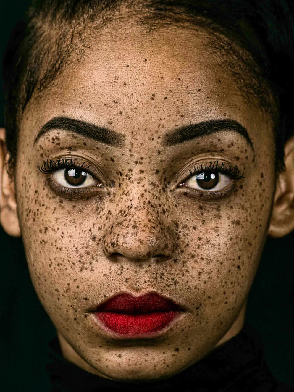 «Sony World Photography Awards»-Les meilleures photos. Sphiwo Hlatshwayo, Afrique du Sud: «Redivine». Le photographe a rencontré son modèle lors d’un événement et il était tellement emballé par ses taches de rousseur qu’il a fait venir la jeune femme dans son studio pour donner un meilleur éclairage à la photo. Catégorie: Open, Portraiture. 