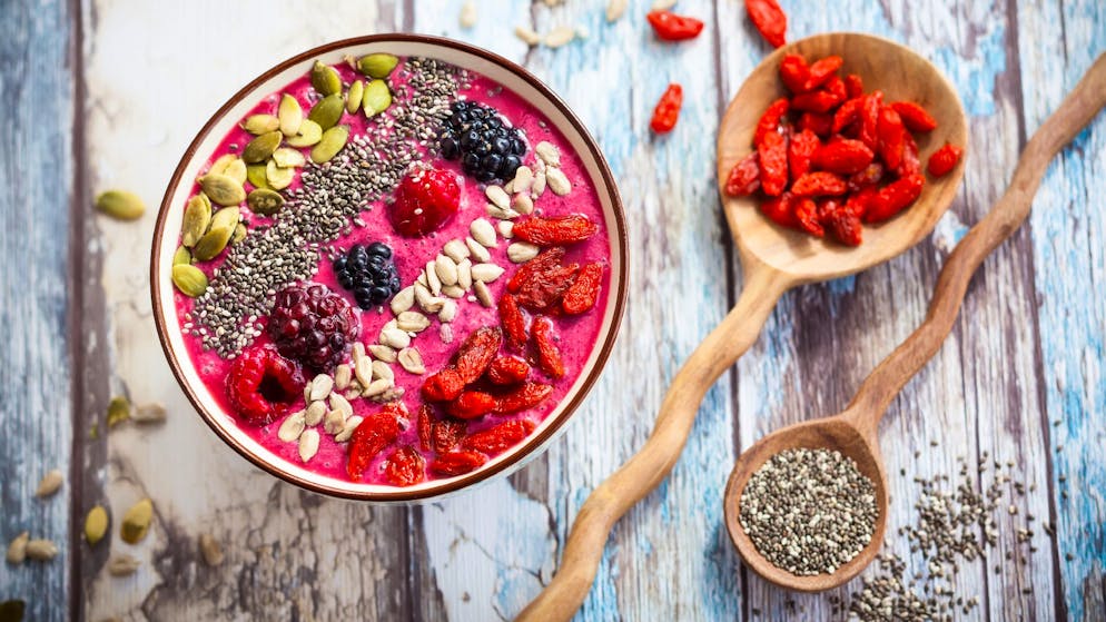 Superfoods: Heimische Alternativen zu den exotischen Nährstoffbomben. Ohne Superfoods geht heute in einer gesundheitsbewussten Ernährung scheinbar nichts mehr. Doch die gesunden Exoten sind nicht über alle Zweifel erhaben: Viele der Produkte sollen Schadstoffe enthalten.