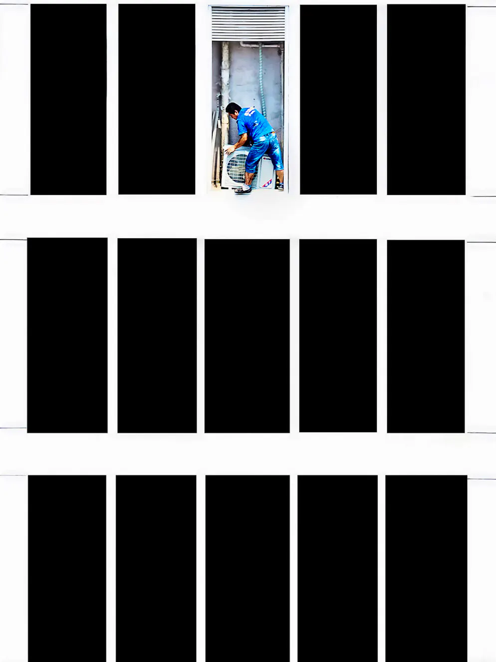 «Sony World Photography Awards»-Les meilleures photos. Qingshan Zhao, Chine: «装空调». Remplacement d’un climatiseur à Shijiazhuang, en Chine: un travail éprouvant réservé à ceux qui ont les nerfs solides. Open, Architecture. 