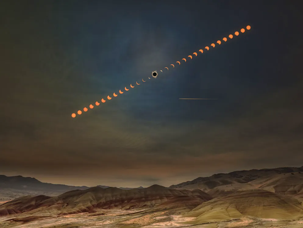 «Sony World Photography Awards»-Les meilleures photos. Wenjie Qiao, Etats-Unis: «Solar Eclipse Sequence». L’éclipse solaire du 21 août 2017, vue depuis les Painted Hills dans l’Oregon. Catégorie: Open, Enhanced. 