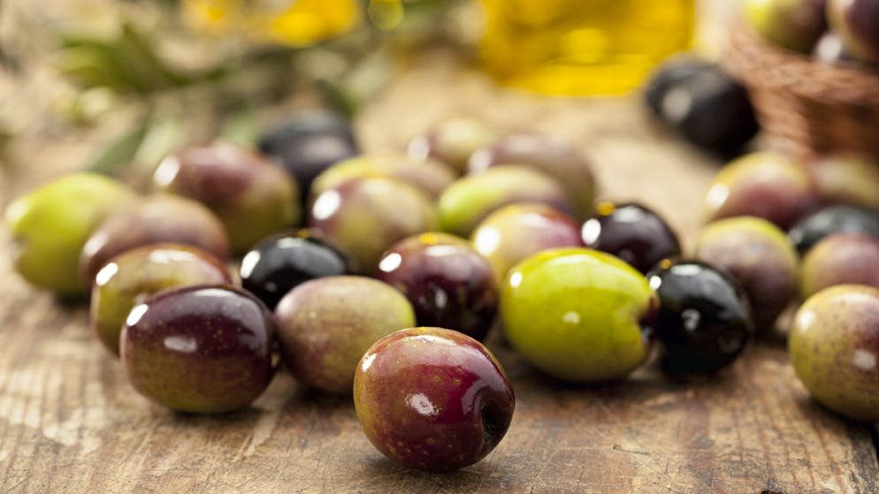 Superfoods: Heimische Alternativen zu den exotischen Nährstoffbomben. Olivenöl gilt immer noch als optimale Quelle mehrfach ungesättigter Fettsäuren und wir im Rahmen einer gesunden mediterranen Ernährung empfohlen.
