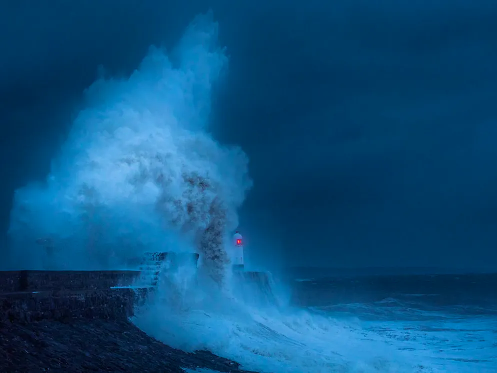 «Sony World Photography Awards»-Les meilleures photos. Livia Lazar, Roumanie: «Stormy Night». A Porthcawl, en Grande-Bretagne, la tempête «Ophelia» fait jaillir l’eau dans les airs. Catégorie: Open, Landscape and Nature. 
