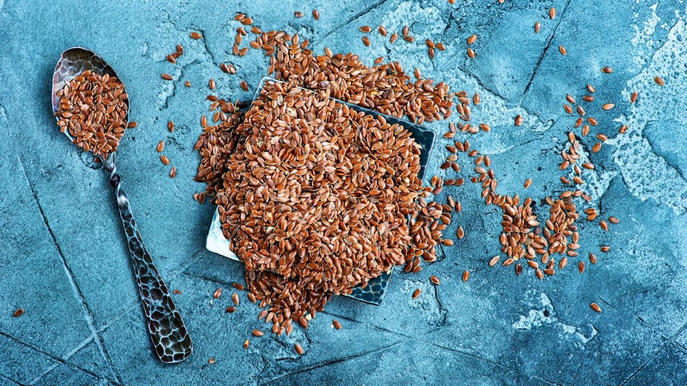 Superfoods: Heimische Alternativen zu den exotischen Nährstoffbomben. Die heimische Alternative sind Leinsamen: Sie kosten nicht nur einen Bruchteil und haben quasi keinen Transportweg hinter sich, sondern strotzen ebenfalls vor Eiweiss und Ballaststoffen. In ihrer geschroteten Form binden auch sie viel Flüssigkeit.