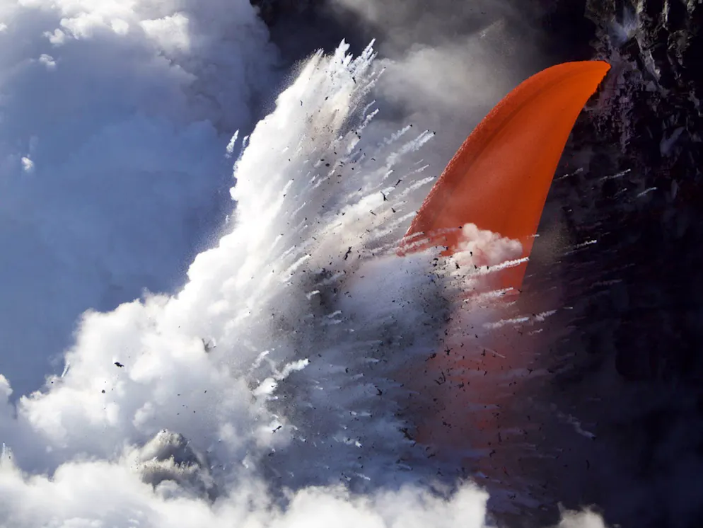 «Sony World Photography Awards»-Les meilleures photos. Michael Haisermann, Allemagne: «Lava explosion». A Hawaï, la lave se déverse dans l’eau en sifflant. Le photographe Haisermann a pris la photo depuis un bateau en aluminium. Catégorie: Open, Landscape and Nature. 
