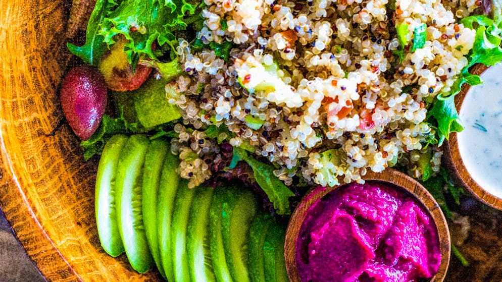 Superfoods: Heimische Alternativen zu den exotischen Nährstoffbomben. Quinoa: Das Pseudo-Getreide aus den Anden ist inzwischen ziemlich umstritten. Unter anderem weil der stark gewachsene weltweite Konsum in der Anbau-Region Schäden anrichtet.  Dennoch: Der hohe Anteil an Aminosäuren und anderen Nährstoffen lässt den Boom anhalten.